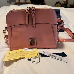 Dooney and Bourke Cameron crossbody.NWT-
Excellent condition.